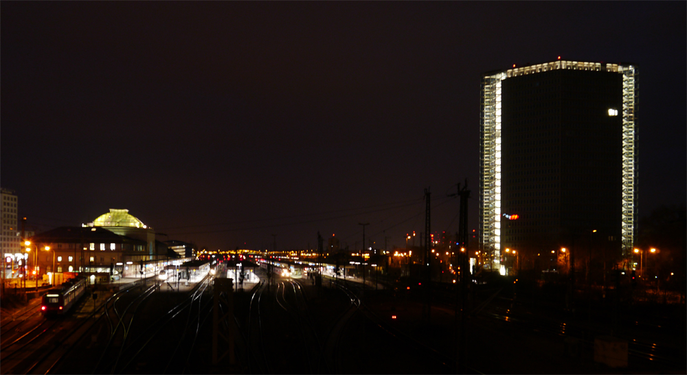 Der schön beleuchtete Mannheimer Hbf bei Nacht. (26.02.2012)