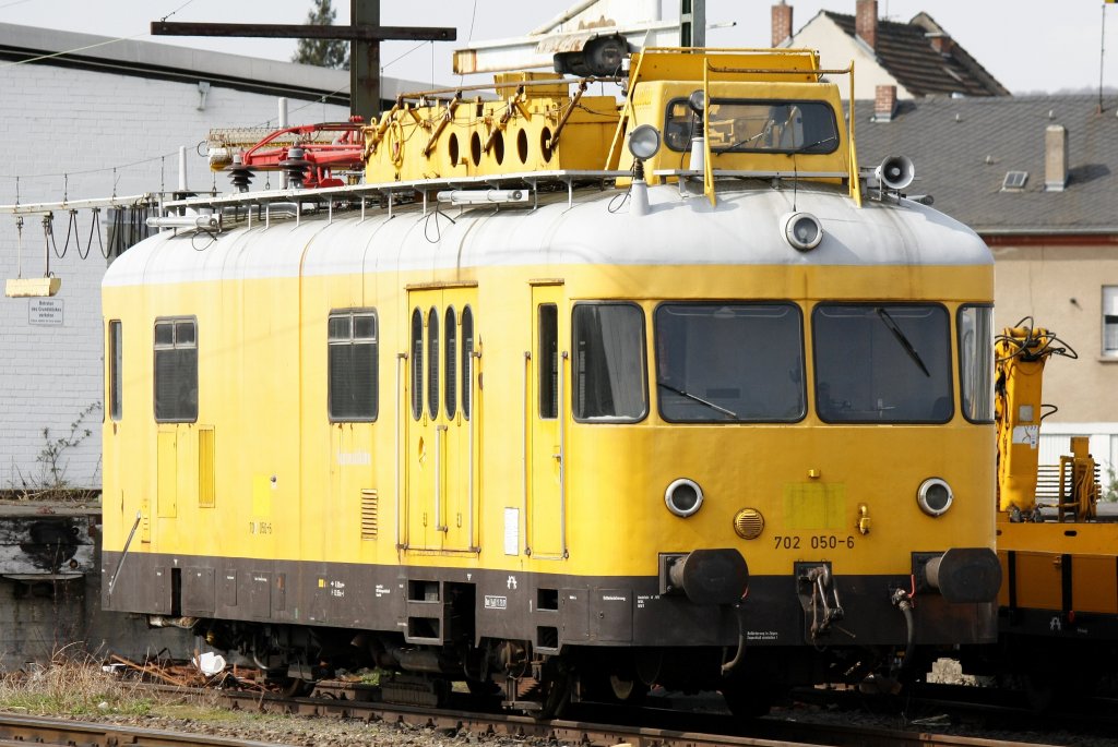 Der schon leicht verblichene 702 050-6 stand am 26.03.2011 in Neuwied.