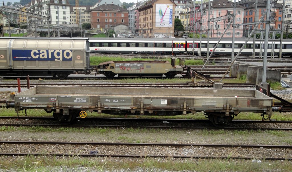 Der Schotterwagen Xs 40 85 95-72 136-1 und der Flachwagen Xs 40 85 95-57 087-2 stehen am 28.07.11 abgestellt in Luzern.