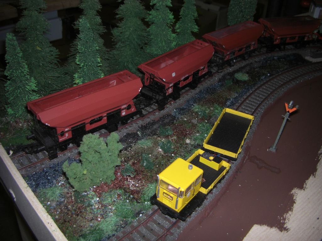 Der Schotterzug und der Frster waren am Wochenende auf meiner Anlage.
Der Skl wird weiter verbessert, hat jetzt Roco Haftreifen, + Stromabnahme ber den Anhnger. Bilder folgen