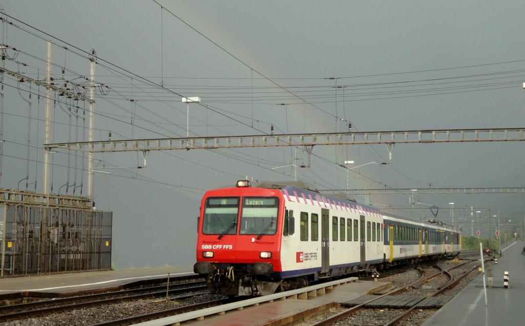 Der schwach ersichtliche Regenbogen passt gut zu diesem bunt gemischten NPZ. Er fhrt am Abend des 02.05.11 als S3 nach Luzern in Immensee ein.