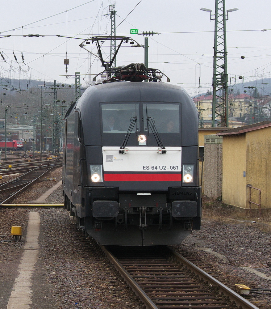 Der schwarze Stier - 

MRCE Dispo Lok Taurus ES 64 U2 - 061 Saarbrcken Hbf. 28.02.2012 - 
182 561