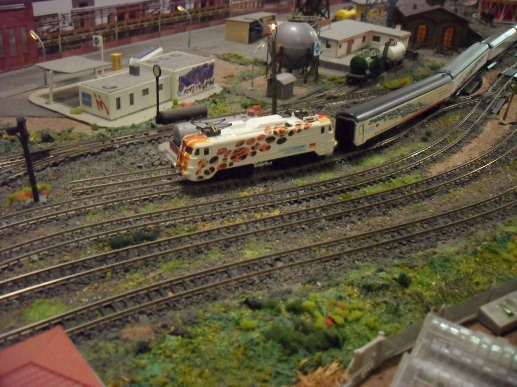 Der Science Express im Modell (Spur N) auf der Anlage von Sankt Augustin Modellbahn im Troisdorfer Forum am 22.5.10