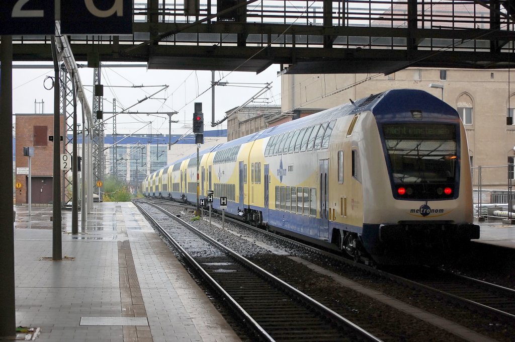 Der Sechste und damit auch letzter metronom Sonderzug 2010 nach Berlin. Hier verlsst er den Bahnhof Berlin Ostbahnhof und ist auf dem Weg nach Berlin Rummelsburg. Gezogen wurde der Zug von der ME 146-06. Der Zug hatte fast 50min Versptung. 16.10.2010