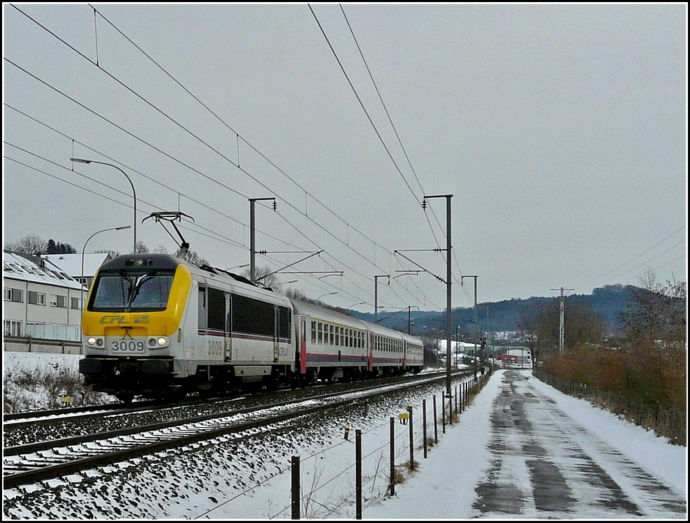 Der sehr kurz geratene IR 114 Luxembourg-Liers, gezogen von der 3009, f�hrt am 05.12.2010 durch das leicht verschneite Alzettetal zwischen Lintgen und Mersch. (Hans)