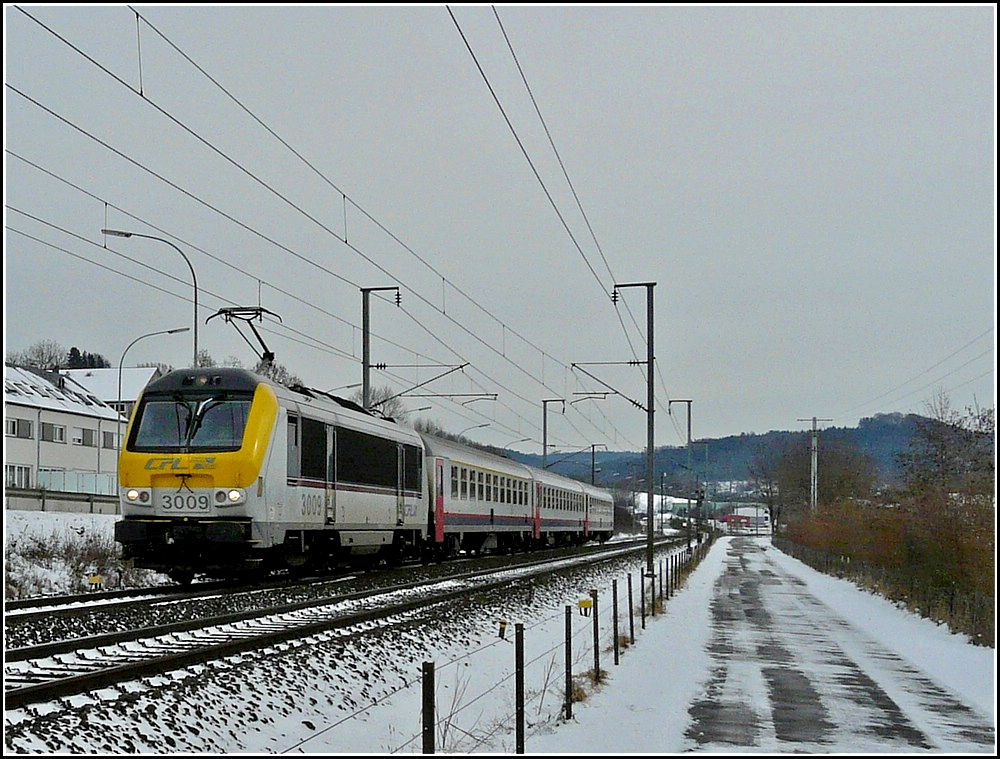 Der sehr kurz geratene IR 114 Luxembourg-Liers, gezogen von der 3009, fhrt am 05.12.2010 durch das leicht verschneite Alzettetal zwischen Lintgen und Mersch. (Hans)