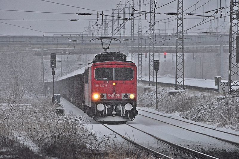 der seit dem schneereichen Wochenende fertiggestellte Ea-Wagenzug aus dem Stadthafen Stralsund wird heute von 155 222 mit Richtung Rostock abgefahren, 11.01.2010