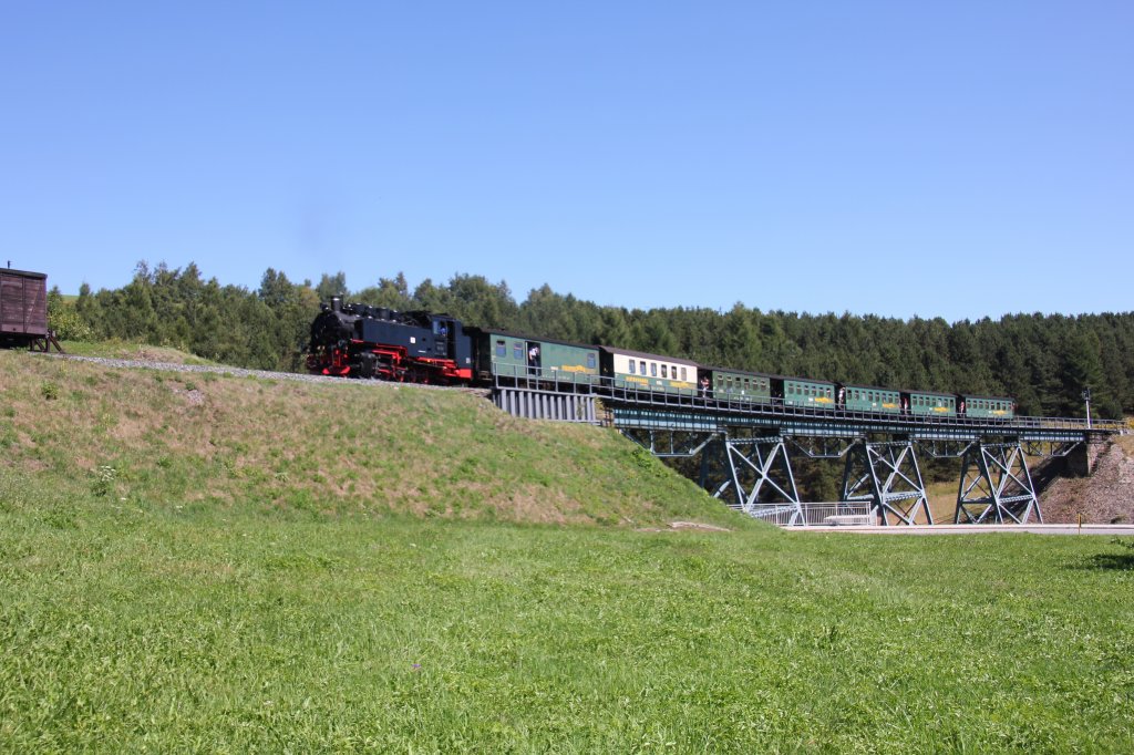 Der selbe Zug nochmal bei der Einfahrt in den Bahnhof Oberwiesenthal.19.08.2012.