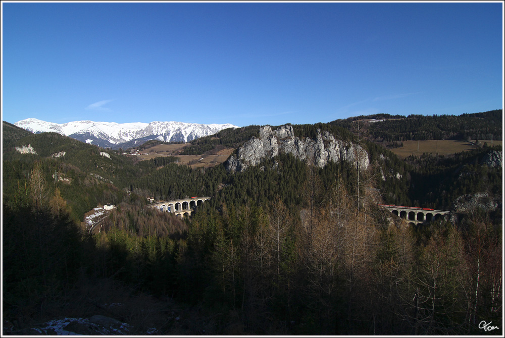 Der Semmering von seiner schnsten Seite - Der Streckenabschnitt zwischen Semmering und Klamm zhlt sicher zu den Klassikern in sterreich. Hier zieht ein Taurus den IC 554 ber das Krausel Klause Viadukt, whrend eine 1144 die Kalte Rinne berfhrt.
Breitenstein 10.3.2012