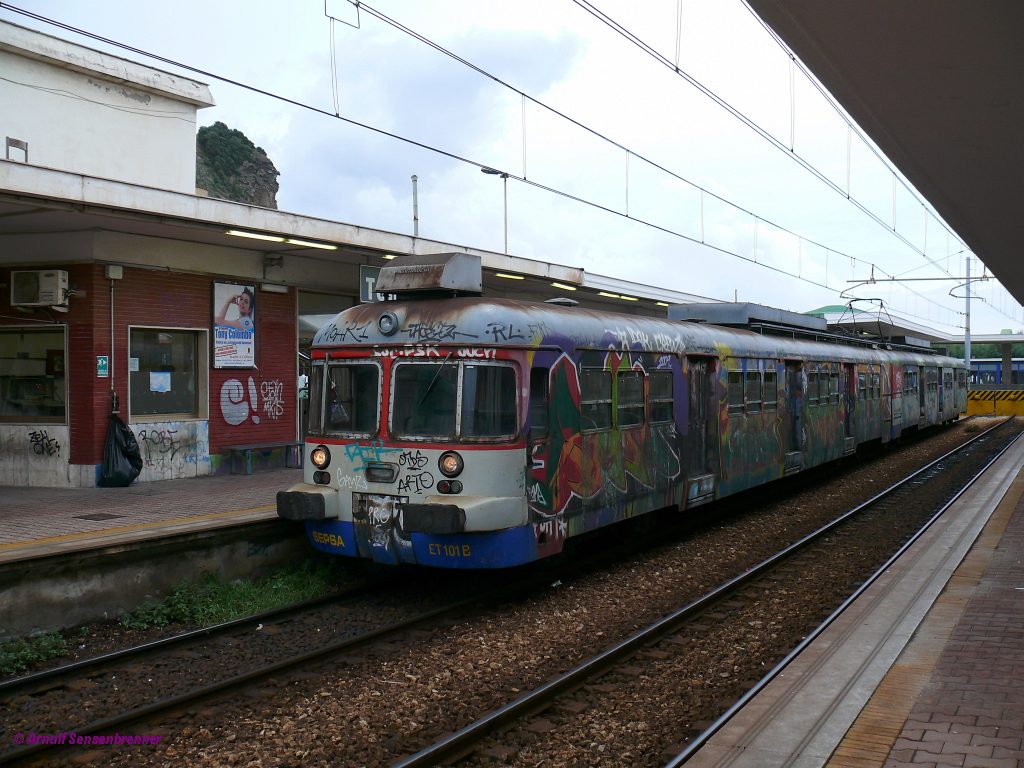 Der SEPSA ET 101 im Endbahnhof Torregaveta. Er wird ber die Cumana-Strecke nach Napoli fahren.

Das uere Erscheinungsbild aller Triebzge der SEPSA war, im Gegensatz zu den Bahnhfen, so ungepflegt. 
2010-09-09 Torregaveta