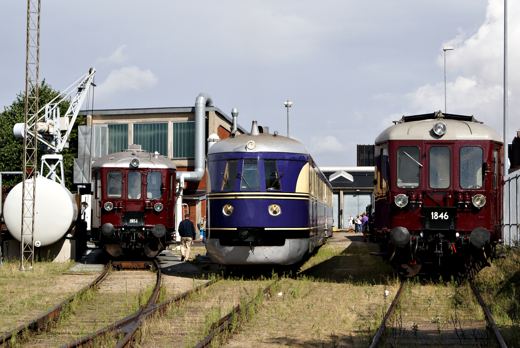 Der sich auf dem Gel�nde des Jernbanemuseum in Odense aus eigener Kraft  bewegende SVT 137 225 (Bauart Hamburg) trifft am 22.08.2010 auf MO 1954 (Bj. 1935) und MO 1846 (Bj 1954).