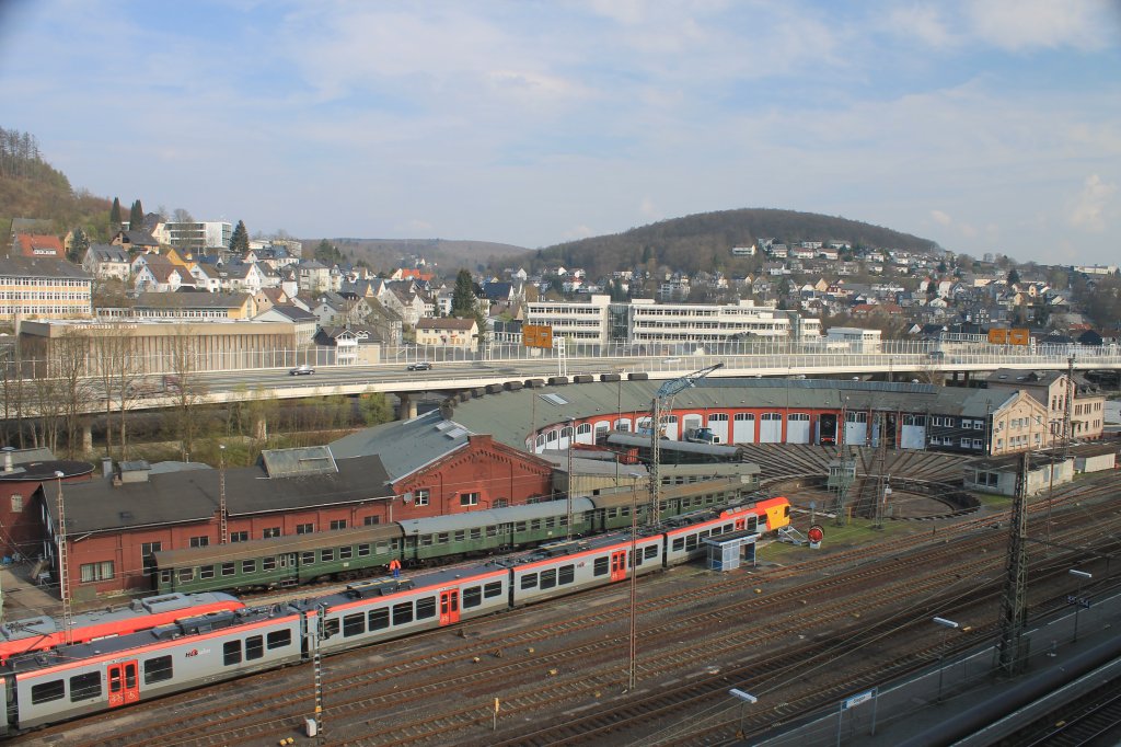 der Siegener Ringlokschuppen am 14.4.2012 vom Parkdeck der Citygalerie. Der Lokschuppen wird von den Eisenbahnfreunden Betzdorf gen�tzt. Im Hintergrund die H�ttentalstrasse und vorne Rechts ein Bahnsteig des Siegener Bshnhofes.