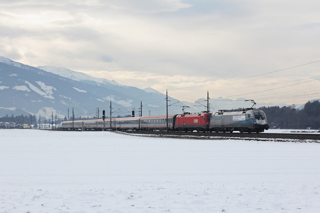 Der Siemens Taurus 1116 038 und 1016 016 mit OIC 649 am 29.01.2011 bei Schwaz.