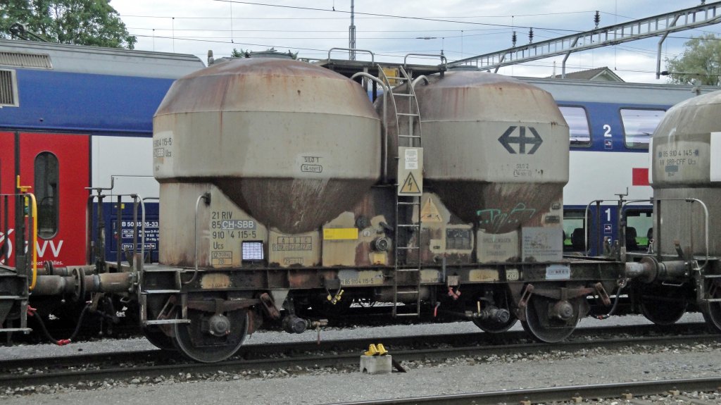 Der Silowagen Ucs 21 115-5 steht am 27.08.10 in Rotkreuz. Im Hintergrund ist ein DPZ abgestellt.
