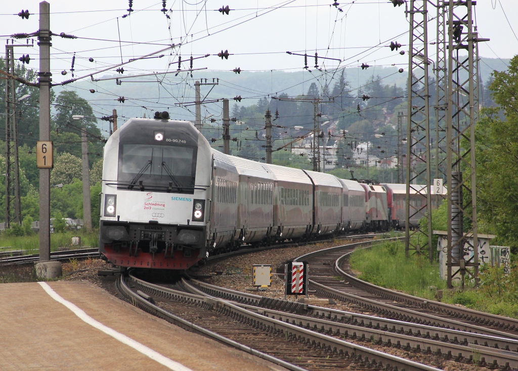 Der Ski-WM Railjet, mit Steuerwagen voran, war die erste von zwei Zug-Einheiten, die in Richtung Wien Westbahnhof nach Htteldorf einfuhr. Aufgenommen am 12.05.2013.