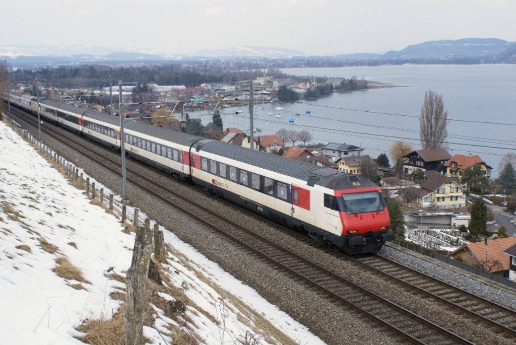 Der Skiextrazug 10069 Basel - Brig hatte die Lokomotive wieder einmal in der Mitte. Am 20.2.10 erwischte ich ihn in Einigen.