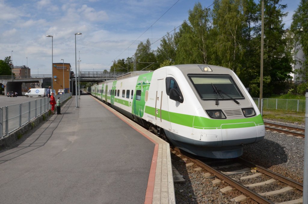 Der Sm3 Pendolino verlsst den Bahnhof Vaasa Richtung  Helsinki am 16.06.2012.