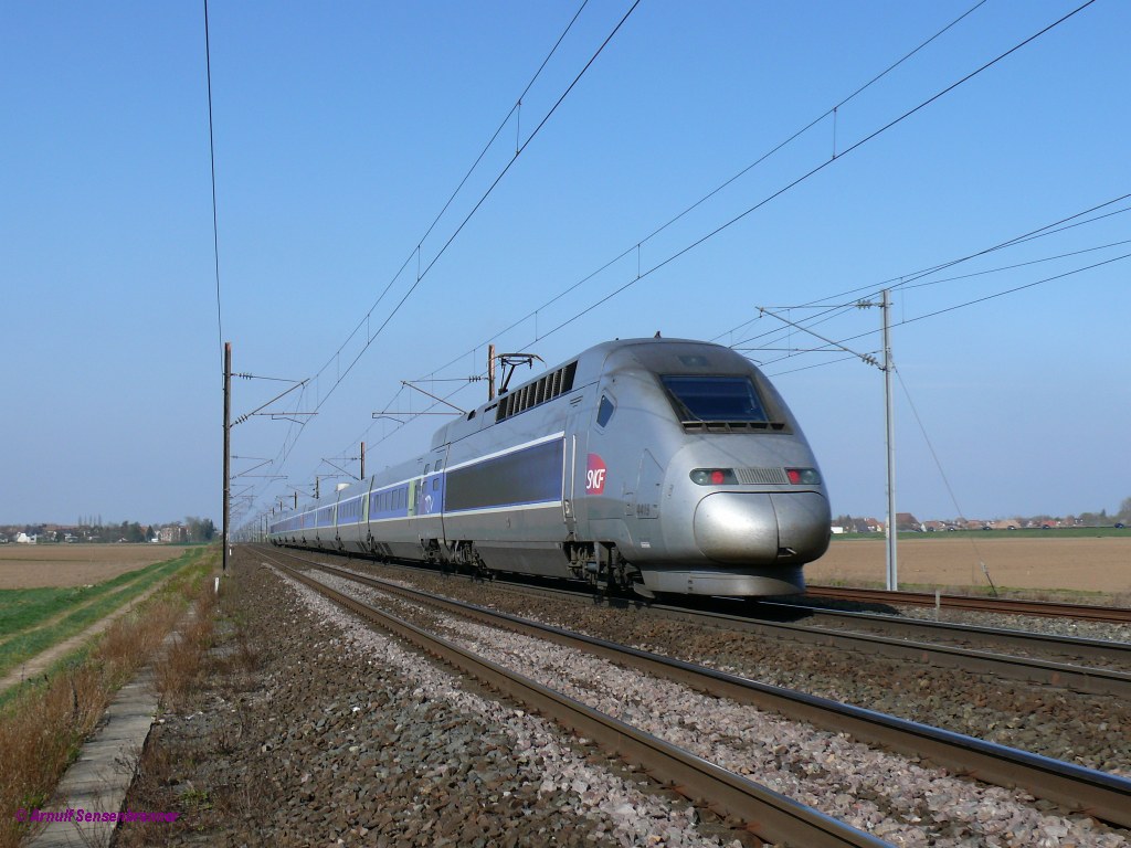 Der SNCF-TGV4419 (TGV-POS) unterwegs als Zug TGV2360 von Colmar ber Strasbourg nach Paris.
31.03.2012 Lipsheim