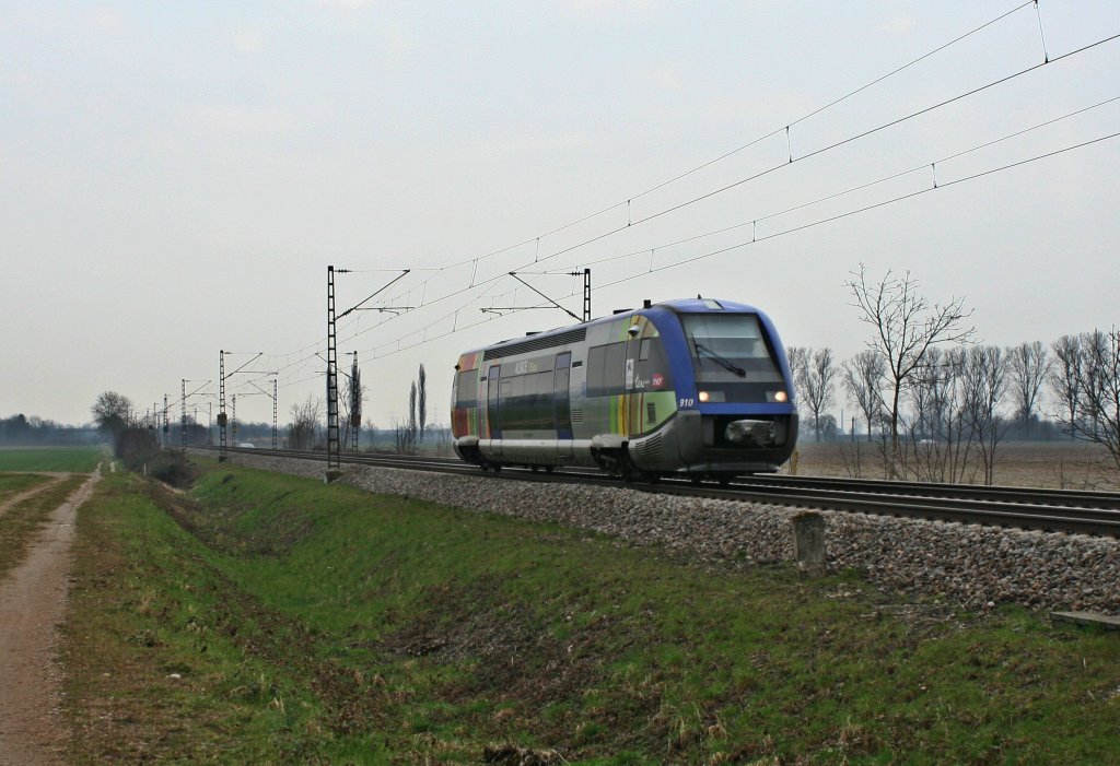 Der SNCF-X73910 als IRE Mulhouse Vill - Freiburg (Breisgau) Hbf am 27.03.13 bei Hgelheim.
Seit Fahrplanwechsel 2012/2013 fahren diese Zge planmig auf dieser Relation.