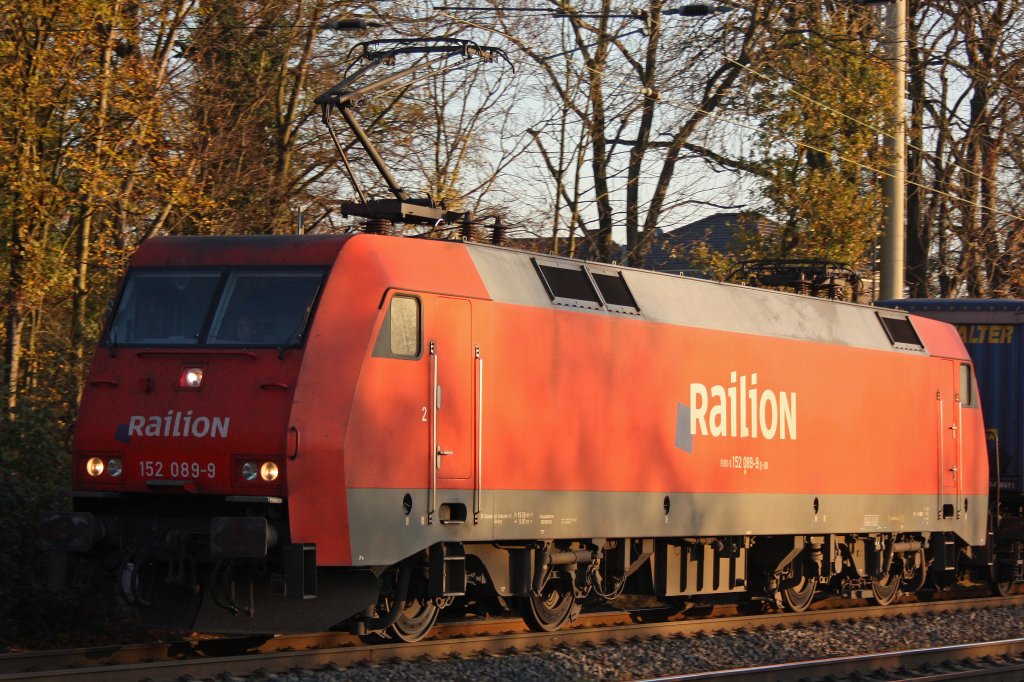 Der Sonderling 152 089 am 14.11.11 bei der Durchfahrt durch Ratingen-Lintorf.