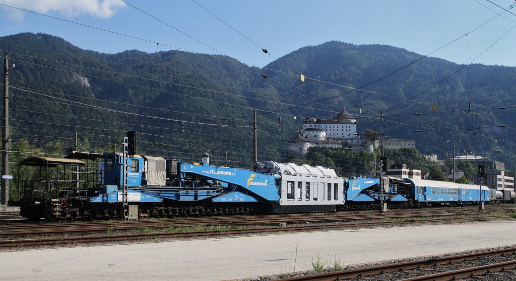 Der Sondertransportwagen 972 323-3 der Firma Felbermayr steht am 23.9.2011  mit einem Transformator im Bahnhof Kufstein. Die 2 Begleitwagen sind aus Tschechien und Ungarn.