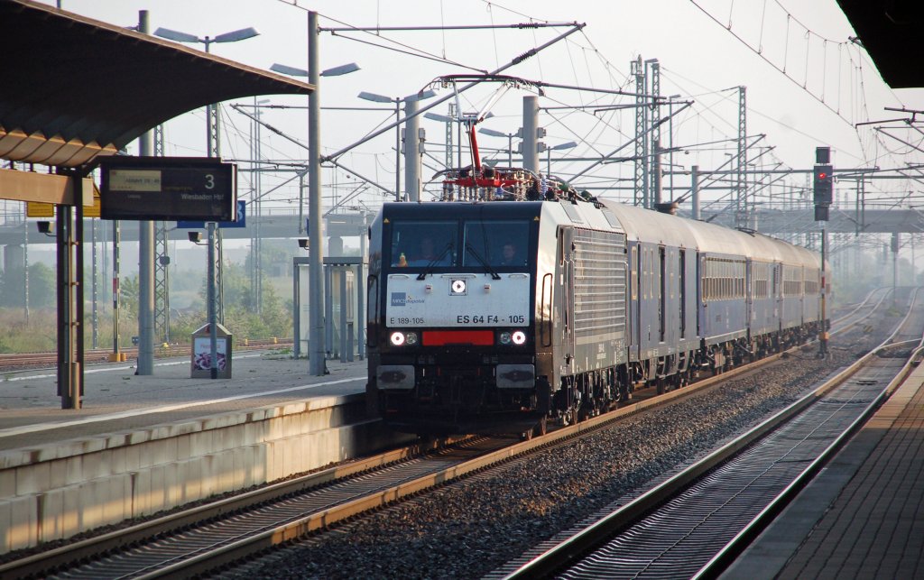 Der Sonderzug Berlin - Basel durchfhrt am Morgen des 29.05.10 Bitterfeld Richtung Halle(S).