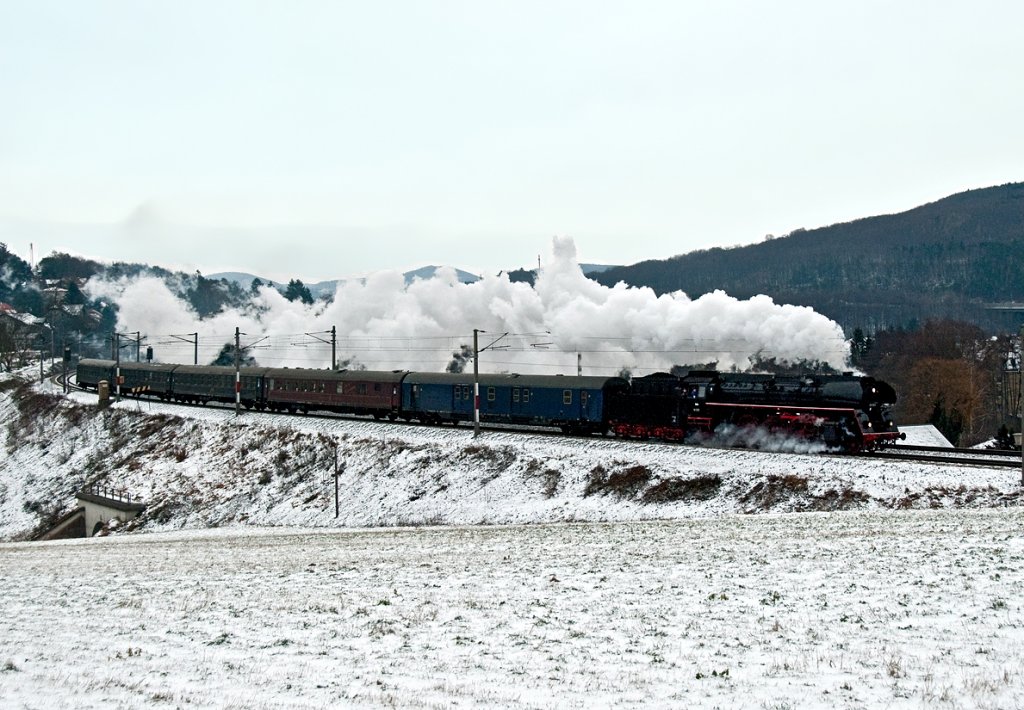 Der Sonderzug D 16070 von Bratislava Petrzalka nach Augsburg Hbf. (Hogmanay Dampfexpress) mit GEG 01 533 konnte am 03.01.2010 kurz vor Drrwien abgelichtet werden.