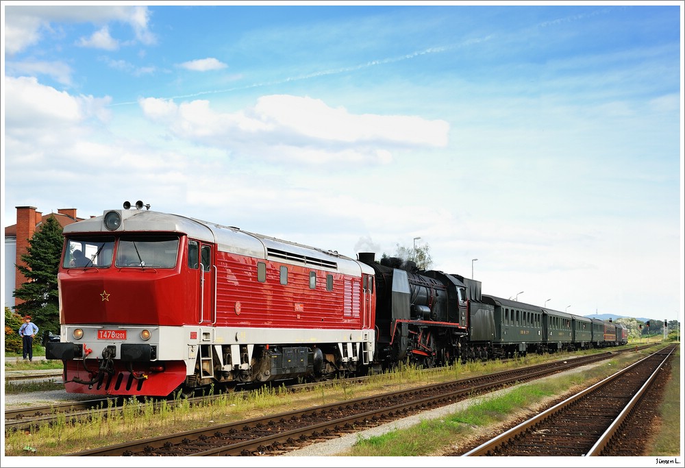 Der Sonderzug des  Nostalgie Rhein Express  kurz nach seiner Ankunft in Marchegg. Hier kam die slowakische Diesellok vom Zug und 919.138 wurde mit Wasser versorgt; Marchegg, 19.9.2010. (Lichtmasten entfernt)
