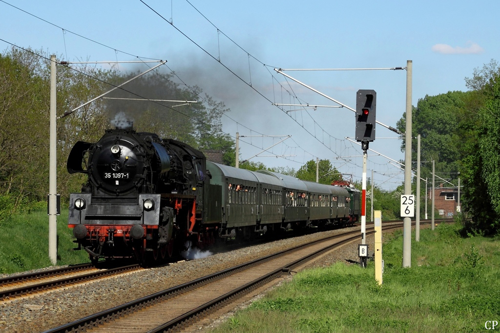 Der Sonderzug mit 35 1097-1 und E44 044 erreicht Bad Drrenberg. (1.5.2011)
