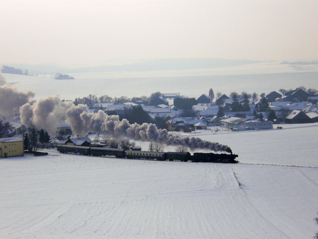 Der Sonderzug Richtung Ernstbrunn passiert die Ortschaft Naglern.
23.1.2010