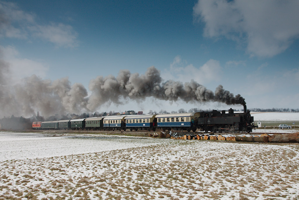 Der Sonderzug in voller Lnge mit der vorausfahrenden 93.1420 und der schiebenden 2143.21 der WLB aufgenommen zwischen Wilfersdorf-Hbersdorf und Bullendorf. (01.04.2013)