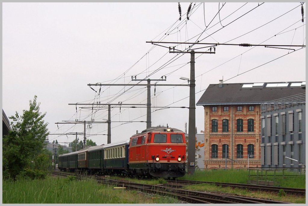 Der Sonderzug von Wien FJB nach Ernstbrunn, bespannt mit der 2143 35, am Morgen des 1. Mai 2011 kurz vor Wien Nudorf. 