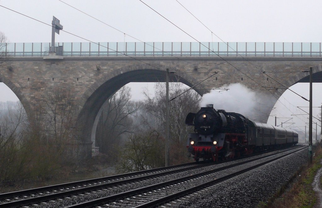 Der Sonderzug zum Sommergewinn 2013 nach Eisenach. Hier unterquert der Zug mit 41 1144 gerade die Autobahnbrcke in Gschwitz.