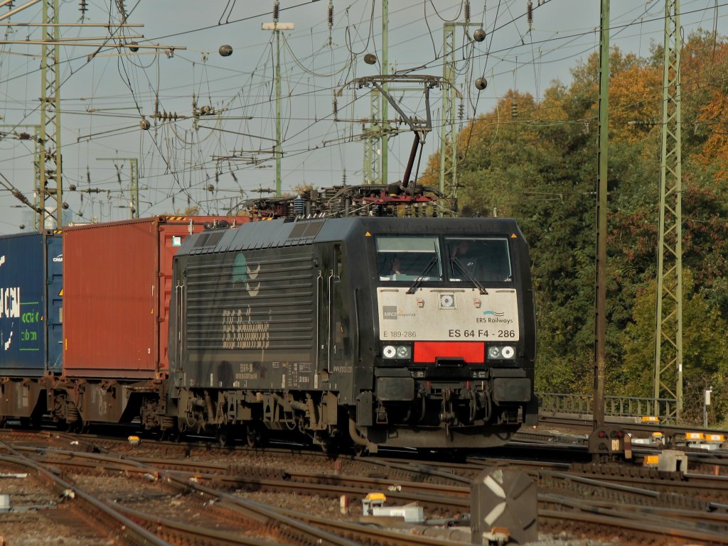 Der Sonne entgegen, 189 286 mit einem Containerzug am 27.10.2011 in Gremberg.