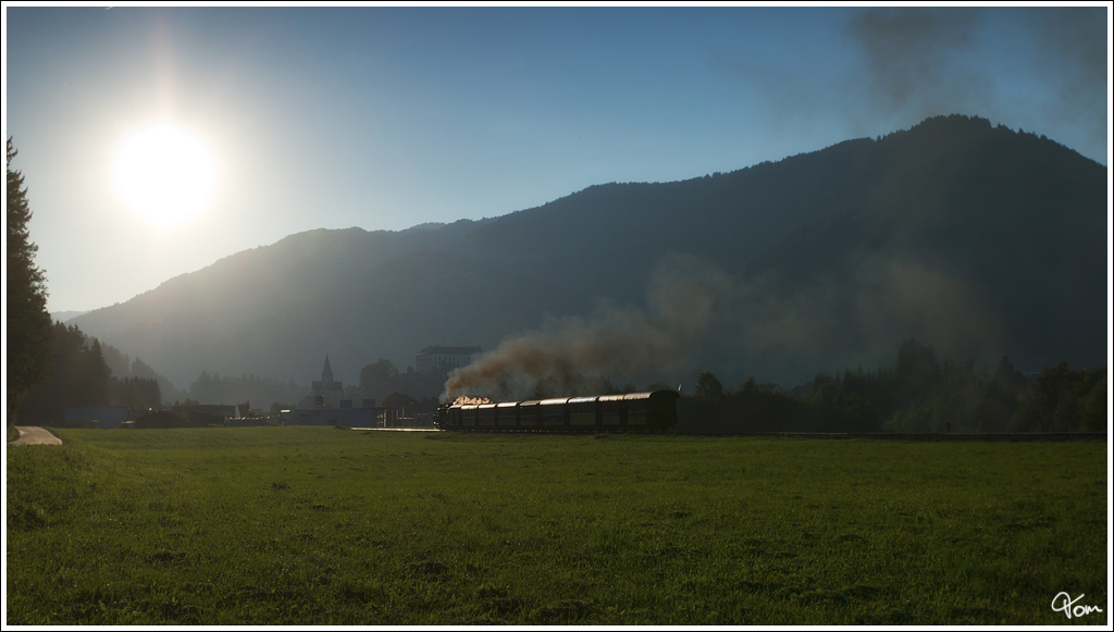 Der Sonne entgegen, fahren die beiden STLB Schmalspurdampfloks BH1 & U 11 von Unzmarkt nach Murau.
Murau 20.8.2012