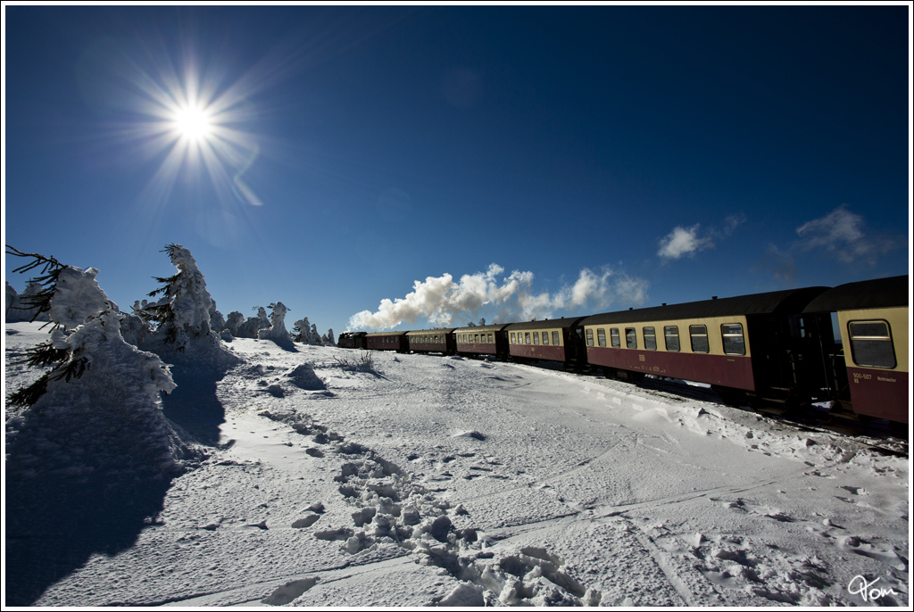 Der Sonne entgegen in Richtung Brocken, zieht 99 236 den Zug 8927 von Drei Annen Hohne.
Brocken 4.3.2013