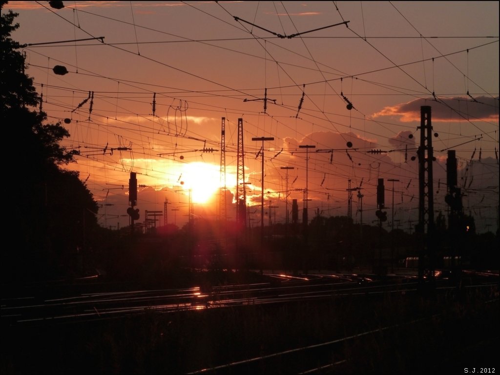 Der Sonnenuntergang ber den Aachener Westbahnhof,diesmal ohne Lok,dafr der tiefe
Einblick in das Gleisvorfeld. Juli 2012.Falls Verpixelungen sichbar sind,sie entstehen erst nach dem hochladen des Fotos hier.Aber das wird die Stimmung vom
Bild kaum stren. 