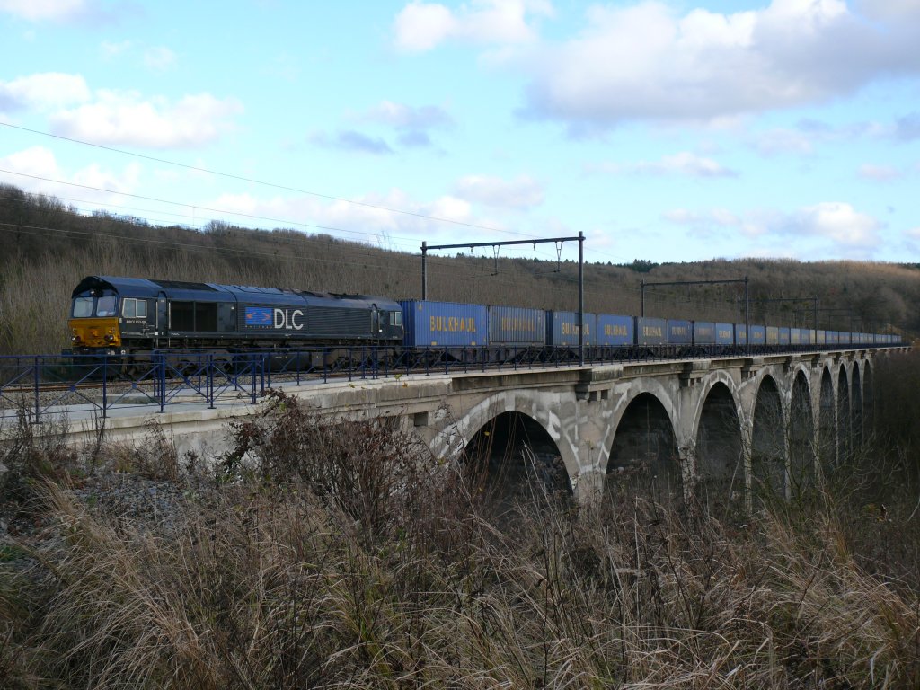 Der sonntgliche Bulkhaul-Zug auf dem Viadukt von Remersdael. Vorgespannt ist die DLC MRCE653-09. Aufgenommen am 22/11/2009.