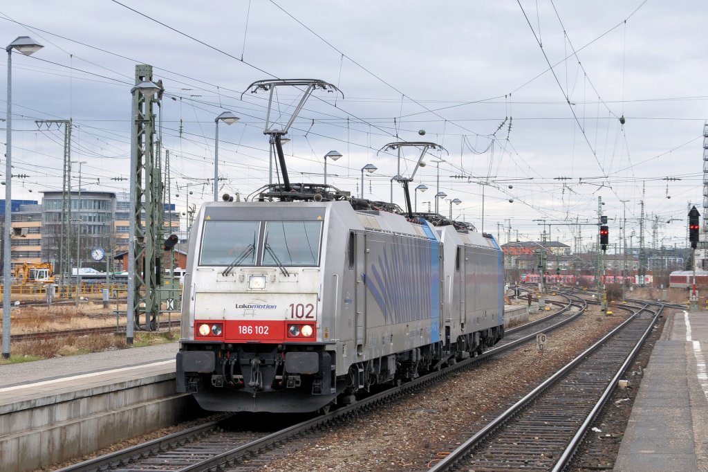Der sonntgliche Lomo-Lokzug bestand am 21.03.10 aus dem Railpool-Zebra 186 102 & 106 bei der Durchfahrt in Mnchen Ost