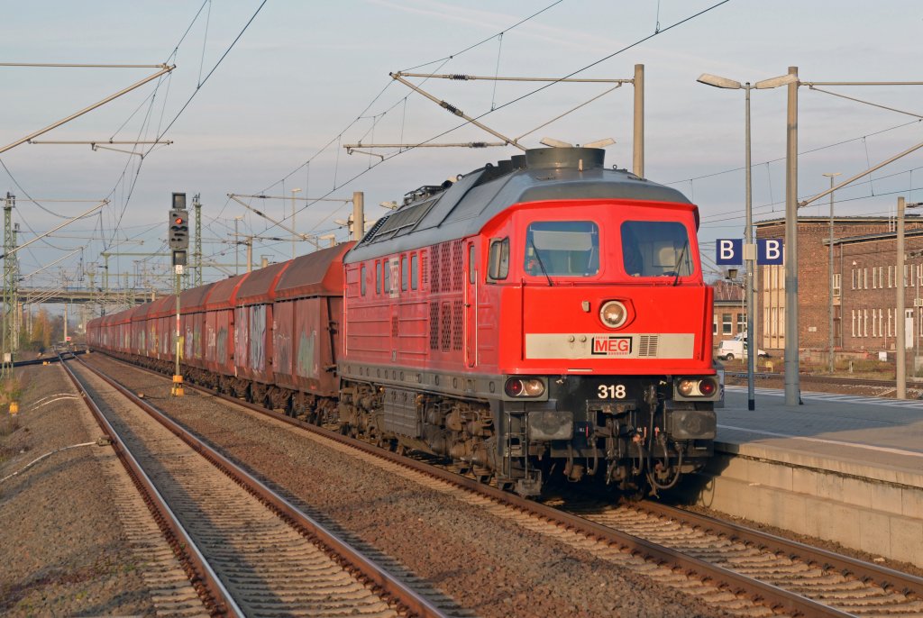 Der sonntagsverkehrende MEG-Kohlezug Dessau - Profen war am 20.11.11 mit der MEG-Lok 318 bespannt. Fotografiert in Bitterfeld.