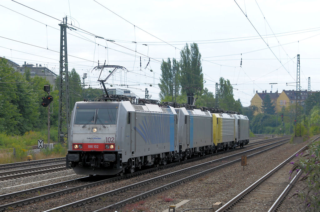 Der sonntglich Lomo-Lz 91000 mit 186 102 & 109 sowie ES64F4-014 & 185 662 am 08.08.10 am Heimeranplatz