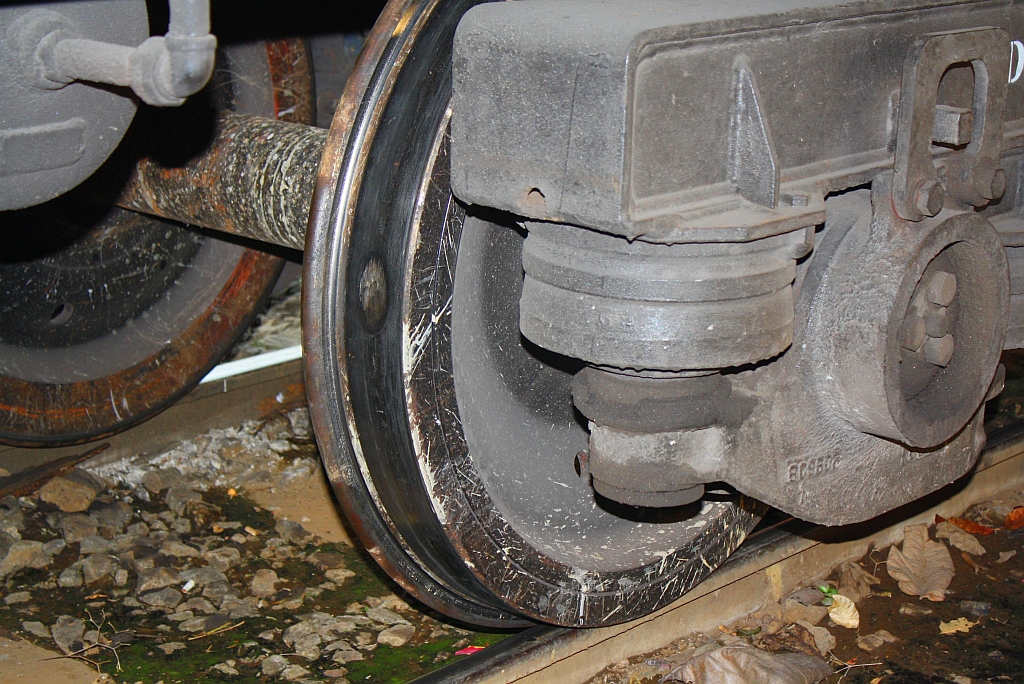 Der SP EXP 2 (Chiang Mai - Bangkok) besteht aus klimatisierten Schlafwagen 1. + 2. Klasse, sowie je einem Dienst- und Speisewagen, und ist einer der Presdigezüge der thailändischen Staatsbahn. Und doch kann es passieren, daß man durch diese Flachstelle in seinem Schlaf gestört wird. Rad 2R des บนท.ป.111x (บนท.ป.=ANS./Air-conditioned Second Class Day & Night Coach) am 16.März 2012 im Bf. Chiang Mai.