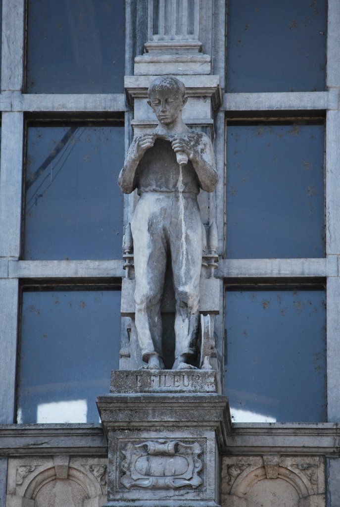 Der Spinner, Statue an der Fassade von Verviers-Central (erinnert an die Vergangenheit der Textilstadt Verviers). 27. Juni 2010