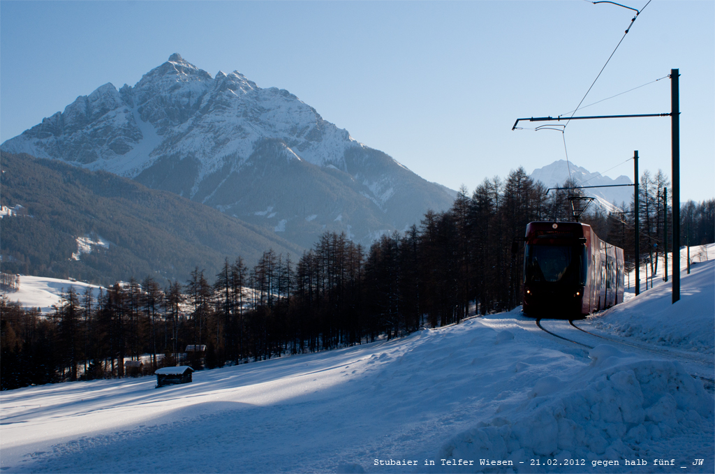 Der Stadt zustrebender Wagen der Stubaier betritt Telfer Wiesen. Es ist ein bitterkalter Faschingsdienstag, und bald wird die Sonne untergehen, nachdem sie die Serles (hier im Hintergrund) in g�ldenes Abendlicht getaucht haben wird. Ende Feber 2012 kHds