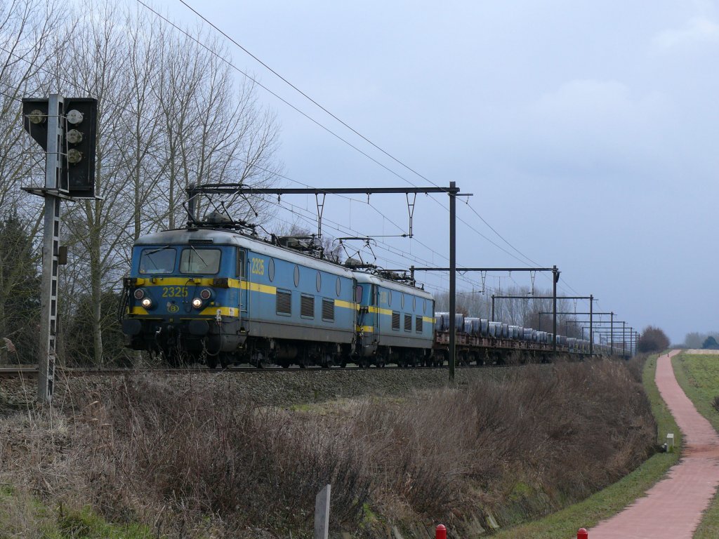 Der Stahlrollenzug nach Genk, diesmal bespannt mit den beiden SNCB-Altbauloks 2325 und 2303, hier aufgenommen kurz vor Hoeselt am 20/02/2010.