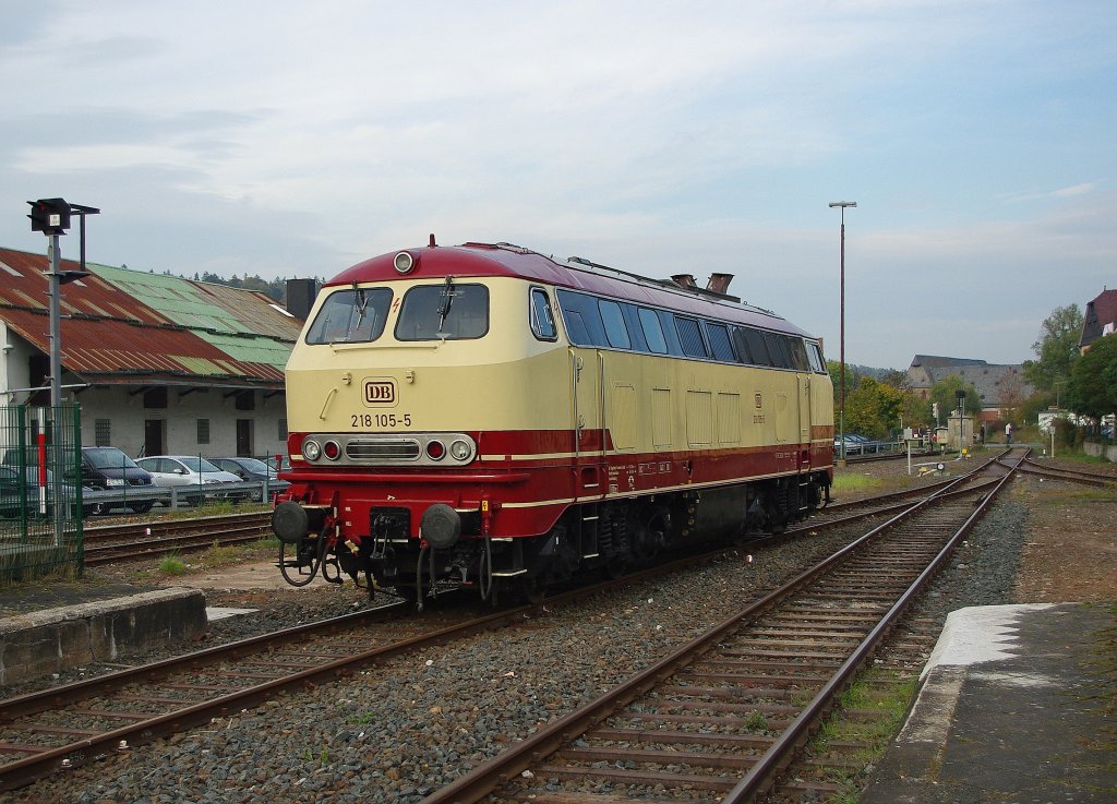 Der Star des Bahnfest-Wochenendes 218 105-5 hat ihre TEE-Garnitur im Bahnhof abgestellt und macht sich ans umsetzen. Aufgenommen am 23.10.2010 in Frankenberg(Eder).