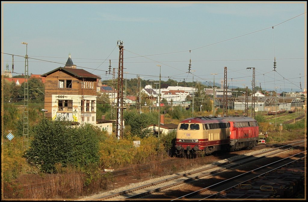 Der Star des Tages: 217 002 mit 217 021 LZ gen Saal an der Donau neben dem ausgebrannten BW Regensburgs. Da kommt Freude auf! (22.09.2010, Regensburg)