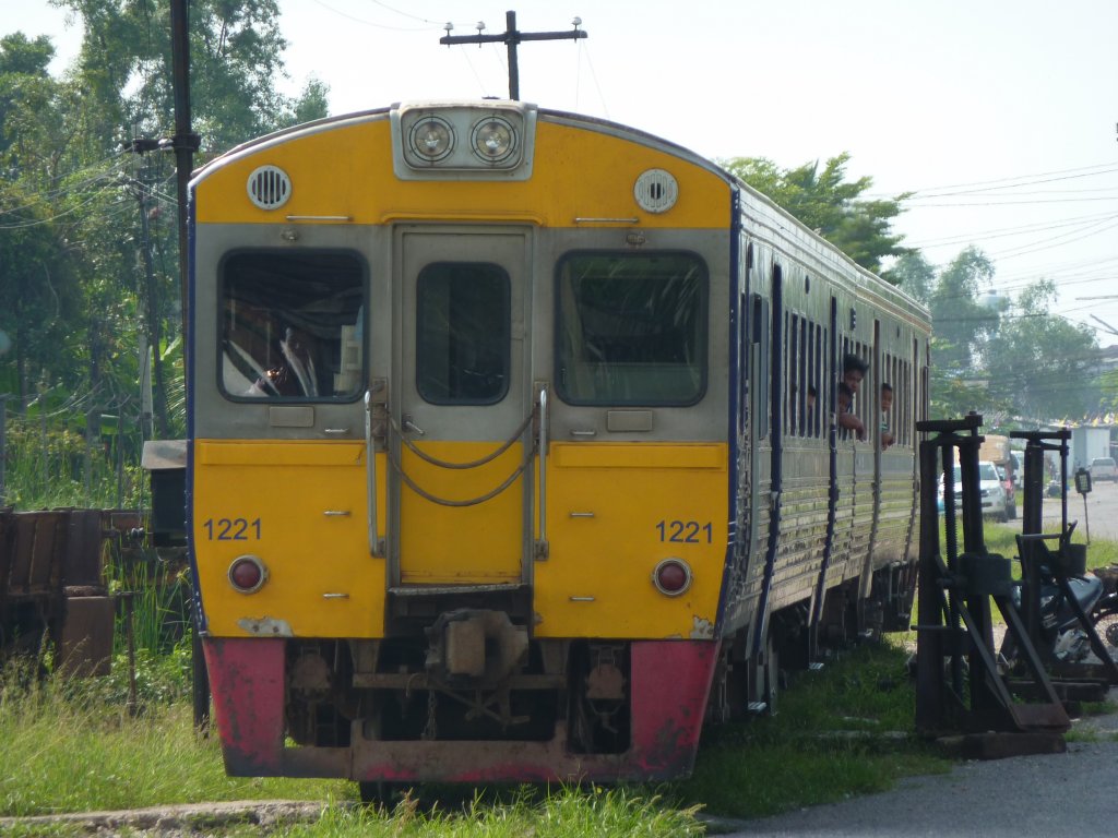 Der stark versptete Zug aus Mae Klong am 05.12.2012 bei der Einfahrt in Ban Lhaem. Die Strecke befindet sich leider in extrem schlechten Zustand.