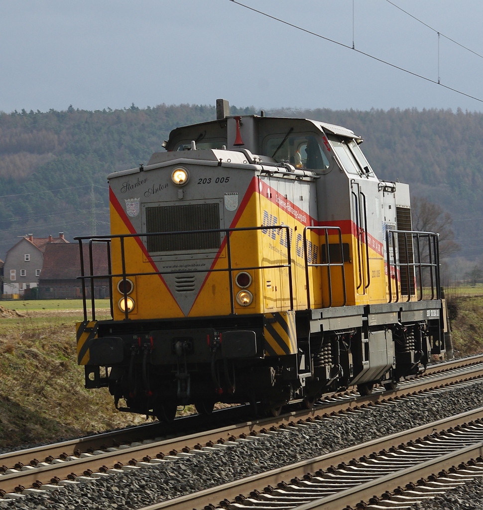 Der  starke Anton  der Lei GmbH: 203 005 als Tfzf in Fahrtrichtung Norden. Aufgneommen zwischen Mecklar und Friedlos am 11.03.2011.