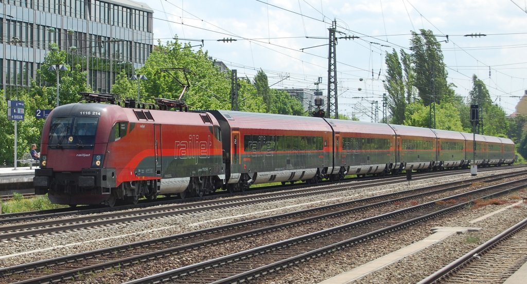 Der Starzug der sterreichischen Bundesbahn ist der Railjet. Am 25.5.2010 konnte ich einen solchen am Mnchner Heimeranplatz auf der Fahrt zum Hauptbahnhof aufnehmen. Der Zug wird angefhrt von 1116 214.